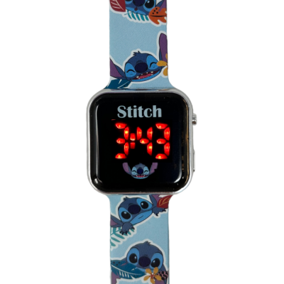 Relógio digital com visor preto e pulseira azul com desenhos do personagem Stitch