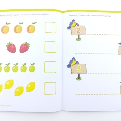 Livro infantil aberto com atividades de contagem de frutas e números com pássaros coloridos