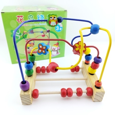 Brinquedo educativo de madeira e metal colorido com contas e caixa verde ao fundo