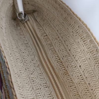 Interior de mala de mão bege com fecho de correr e textura trançada