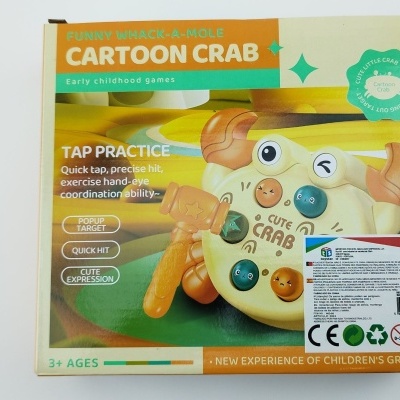 Embalagem de brinquedo infantil caranguejo cartoon com botões coloridos e martelo em fundo branco