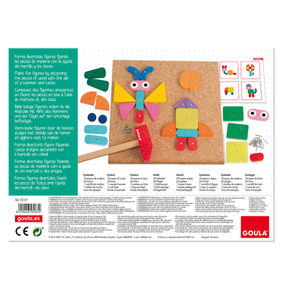 Jogo de construção com peças de madeira coloridas e martelo sobre base de cortiça