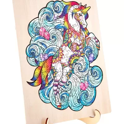 Painel de madeira com ilustração de unicórnio colorido e ondas azul