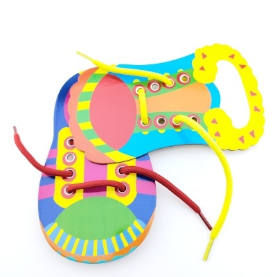 Dois sapatos de brincar coloridos em espuma com atacadores