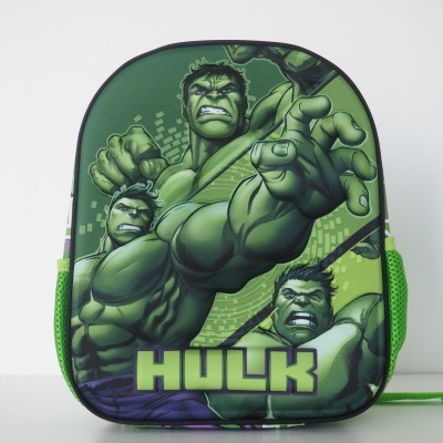 Mochila infantil do Hulk verde com estampa e texto HULK