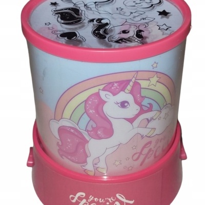 Decoração de criança com unicórnio, arco-íris e base rosa com frase