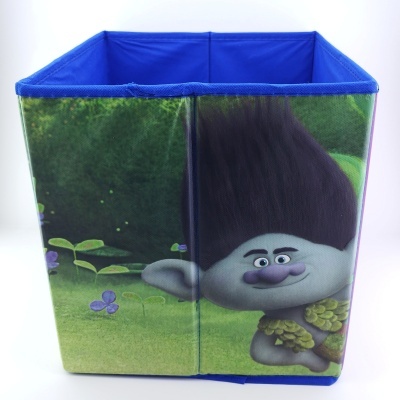 Caixa organizadora de tecido azul com personagem de troll e fundo verde com plantas
