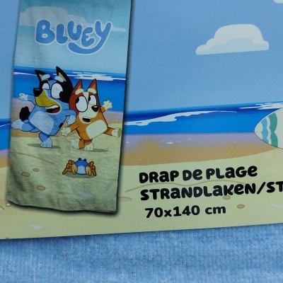Toalha de praia Bluey com personagens e praia ilustrada, 70x140 cm