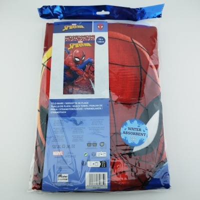 Toalha de praia vermelha com desenho do Homem-Aranha embalada em plástico com etiqueta azul