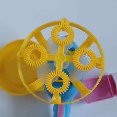 Borrifador plástico amarelo com múltiplos orifícios circulares