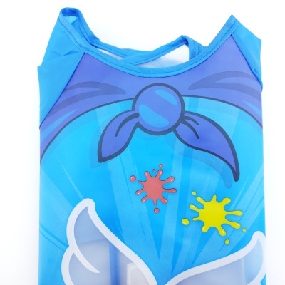 Fato de banho azul com nó roxo e manchas coloridas