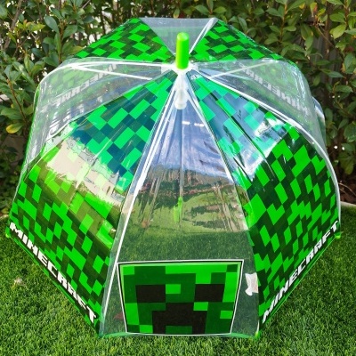 Guarda-chuva transparente com padrões verdes pixelizados e texto MINECRAFT
