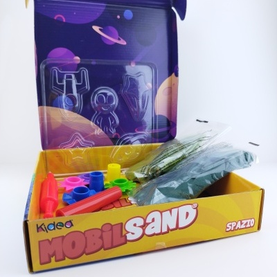 Caixa amarela do Mobil Sand Spazio com moldes e areia verde