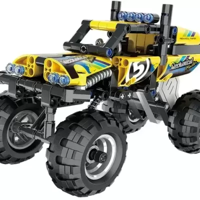 Veículo de brinquedo tipo jipe em blocos de montar amarelo e preto com pneus grandes