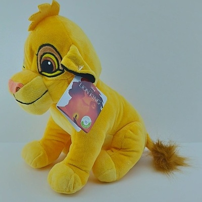 Pelúcia do Simba do filme The Lion King amarelo com cauda castanha e etiqueta