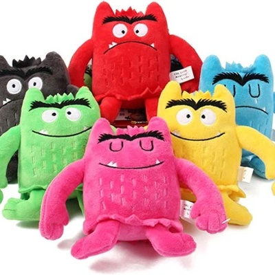 Seis peluches coloridos de monstro em fundo branco