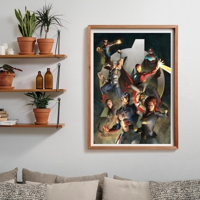 Poster dos Vingadores emoldurado na parede ao lado de uma estante com plantas e garrafas, sobre sofá cinzento