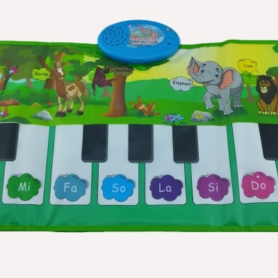 Tapete musical infantil com teclado de piano colorido e desenhos de animais