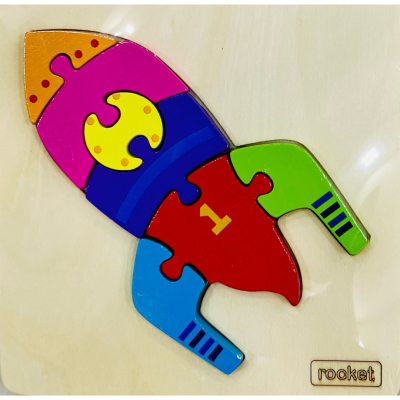 Quebra-cabeça de madeira colorido em forma de foguete com palavras 'rocket'