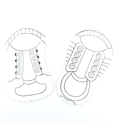 Desenho a preto e branco de dois sapatos infantis com botões e textura riscada