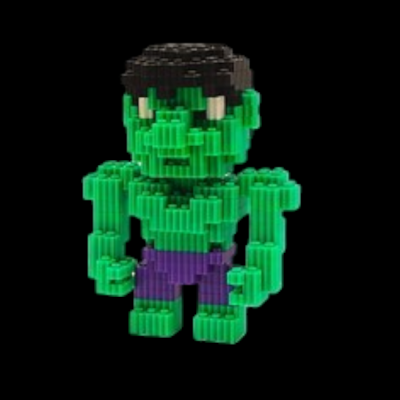 Figura de bloco plástica verde com calças roxas em fundo preto