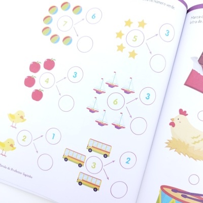 Página de livro infantil com exercícios de matemática, desenhos coloridos e texto em português.