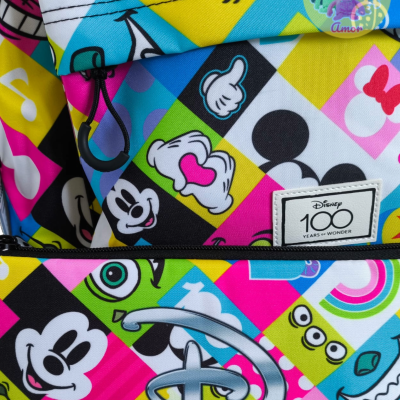 mochila colorida com padrão Disney e logótipo Disney 100 anos