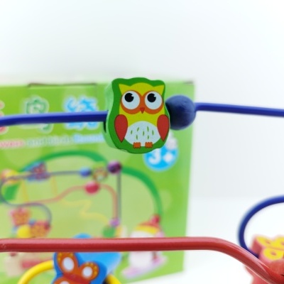 Brinquedo infantil de madeira com arame azul e conta coruja verde