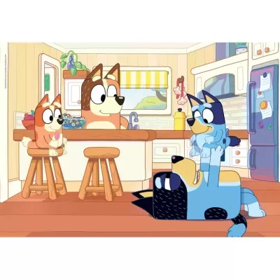 Ilustração animada de cães numa cozinha com móveis em madeira clara e frigorífico cinzento