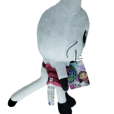 Pelúcia de gato cinza claro com camisola riscada e etiquetas coloridas