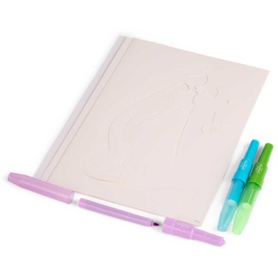 Livro de desenho branco com relevo e três marcadores coloridos