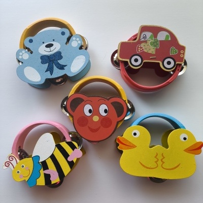 Cinco pandeiretas coloridas de madeira com desenhos de urso, carro, abelha, macaco e patos.
