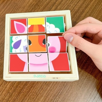 Puzzle de madeira quadrado colorido com peças móveis em moldura clara