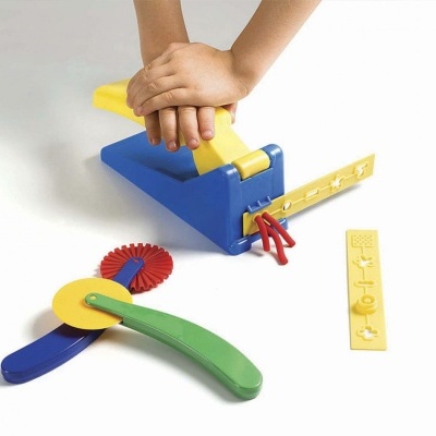 Conjunto de ferramentas de plástico colorido para crianças sobre fundo branco