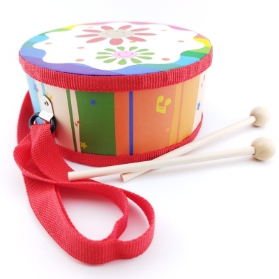 Tambor infantil colorido com alça vermelha e baquetas