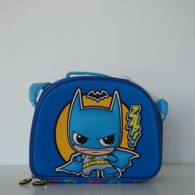 Mala azul com desenho cartoon do Batman e alça ajustável.