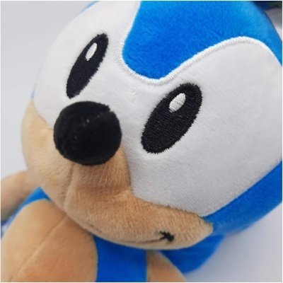 Pelúcia do personagem Sonic azul e bege com detalhes bordados