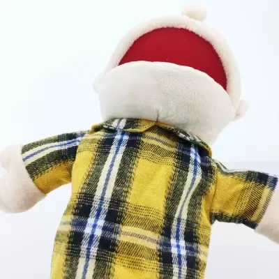 Boneco de peluche com camisa xadrez amarela