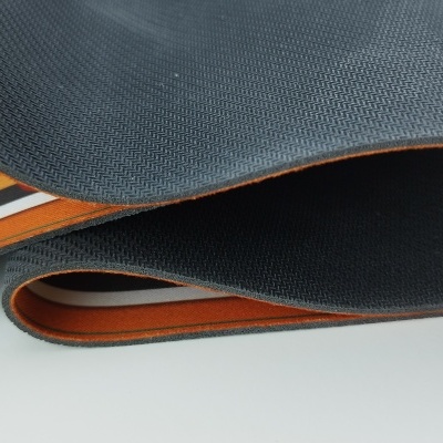 Tapete dobrado cinza escuro e laranja com textura antiderrapante