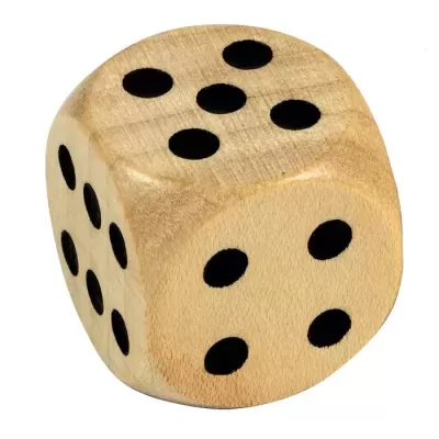 Dado de madeira com pontuações pretas nas faces 5, 6 e 4