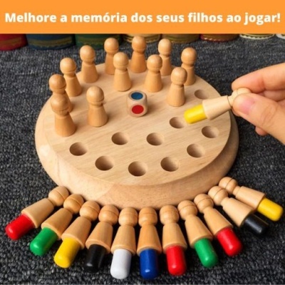Jogo de tabuleiro de madeira com peças coloridas e dado