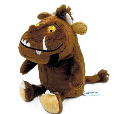 Pelúcia castanha em forma de monstro com dentes brancos e olhos amarelos