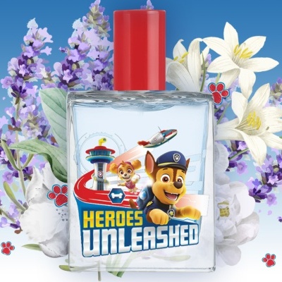 Frasco de perfume com personagens animados e flores num fundo azul