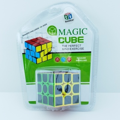 Cubo mágico embalado com cores amarelo, verde, cinza e preto em blister