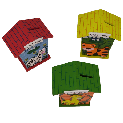 Três cofres casinha coloridos com animais e placas 'Welcome'