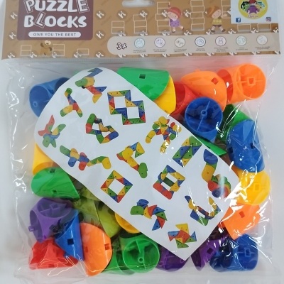Brinquedo educativo Puzzle Blocks com peças coloridas em embalagem transparente