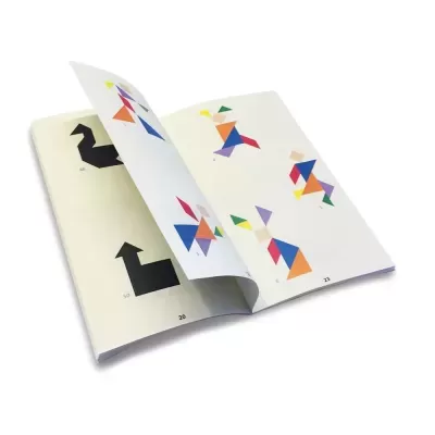 Livro aberto com figuras tangram coloridas e números de página