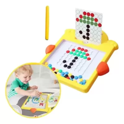 Tabuleiro amarelo de jogo de mosaicos com azulejos coloridos e ficha com desenho de cogumelo