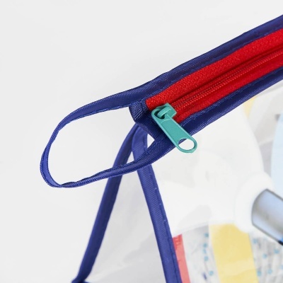 Bolsa transparente com fecho vermelho e puxador azul