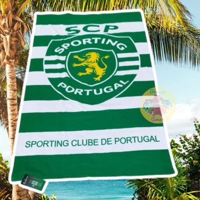 Toalha de praia Sporting Clube de Portugal com listras verdes e brancas e emblema no centro
